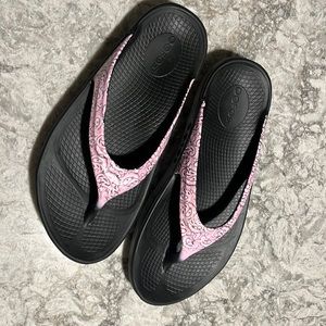 OOFOS Women’s OOLALA Limited Pink Bandana Slip On Thonged Sandel’s Sz 7.